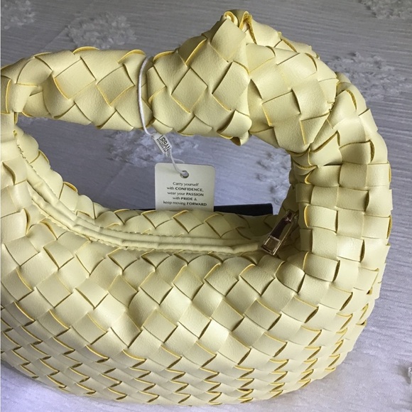 Yellow - Picture 5 of 6